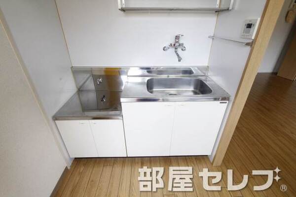 清潔感のあるキッチン２口コンロ置けますよ。