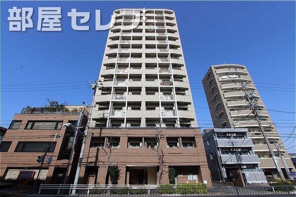 タイル張りでお洒落な外観です。