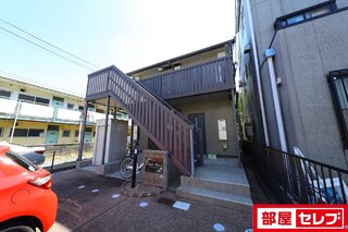 シンプルな二階建てのアパートです。