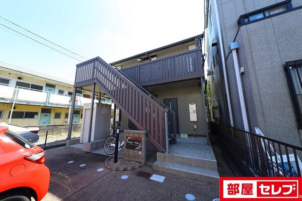 シンプルな二階建てのアパートです。