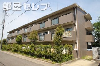 タイル張りの綺麗な外観です。