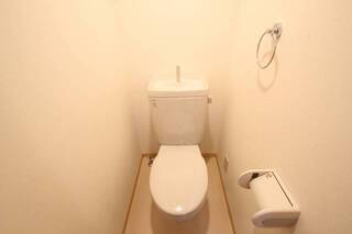 清潔感あるトイレです。モデル写真