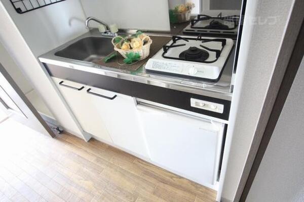 ガスコンロの付いたシステムキッチンです。