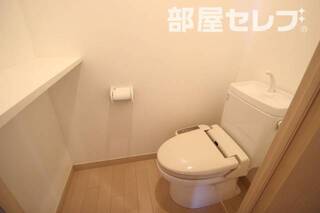 ウォシュレットと棚のついたトイレ
