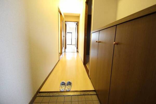 シューズボックスの付いた玄関