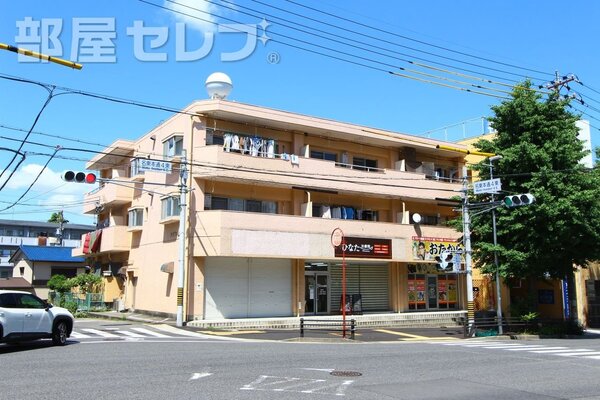 オレンジ色の外壁が可愛いです。
