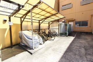 屋根付きの駐輪場で便利です。