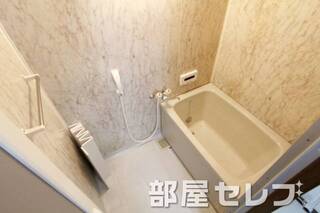 追い焚き機能付きのバスルームです。他号室の写真です。