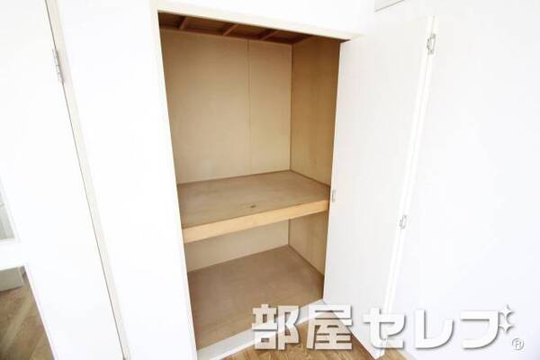 奥行きのある収納。