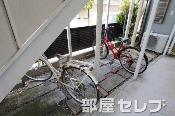 階段下に自転車置き場。
