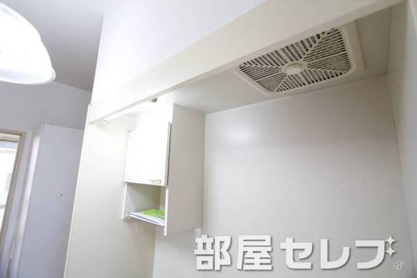 キッチン上部収納。