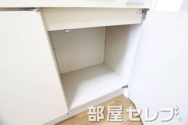 キッチン下部収納。