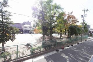 目の前は公園