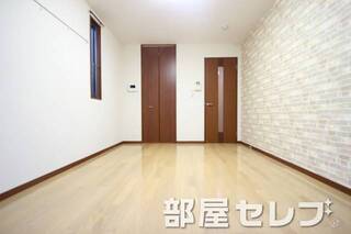 アクセントクロスが特徴的なお部屋ですね。