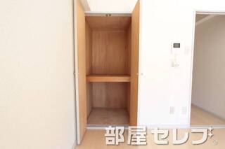 奥行きのある収納で沢山荷物が入ります。