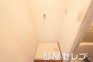 室内に洗濯機置場完備です。