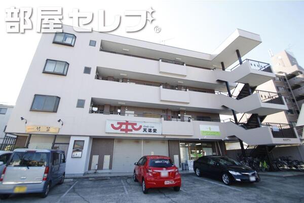 一階には飲食店と本屋さんが入っています