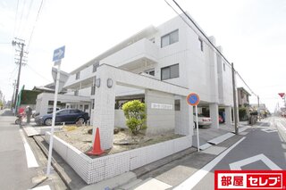 タイル貼りの外観。