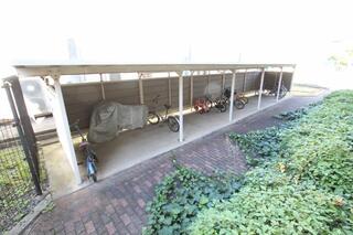 屋根付き駐輪場です。