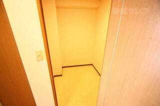 玄関横に大きな納戸があります