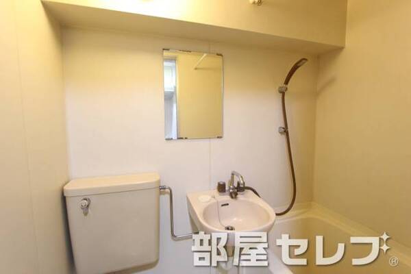 鏡付きの洗面台です。