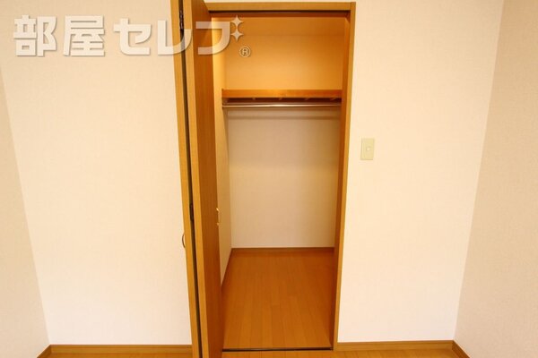 広くて明るい洗面台で使いやすいです。