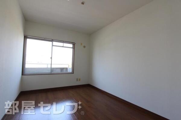 窓があり明るいお部屋です。