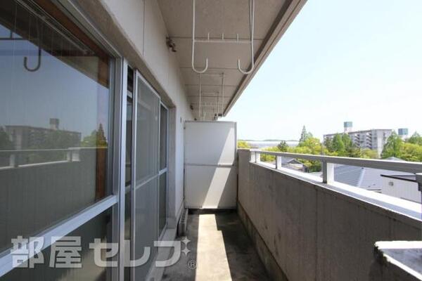 洗濯物干しやすいバルコニーです。