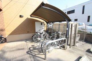 屋根付き駐車場です。