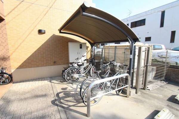 屋根付き駐車場です。