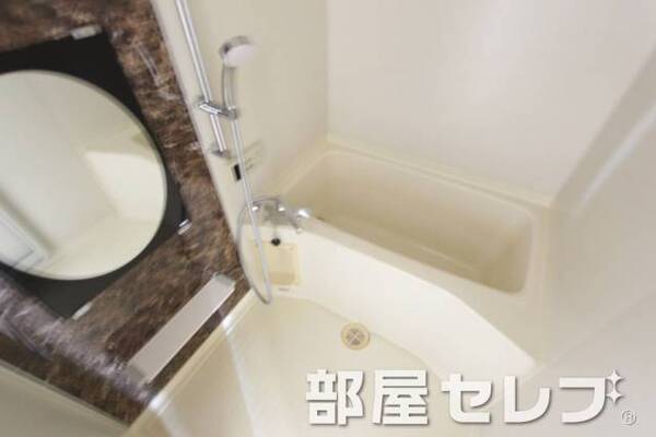 お風呂もきれいにしています。他号室の写真です。