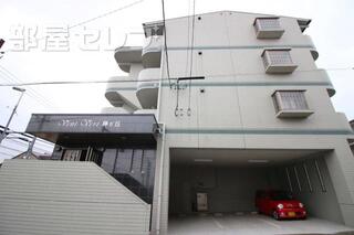 4階建で駅からも近いです。