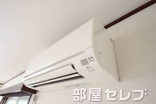 冷暖房エアコン。（1A号室の写真です。）