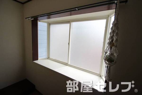 出窓あり。（1A号室の写真です。）
