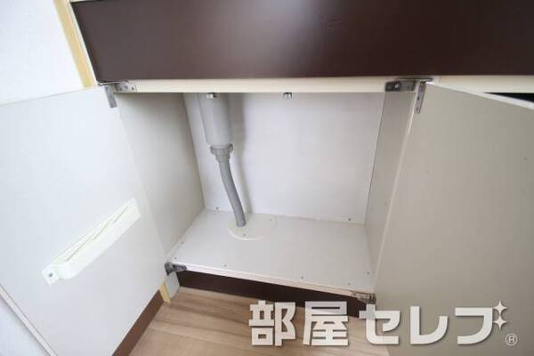 キッチン下収納。（1A号室の写真です。）