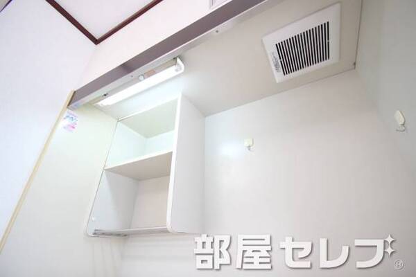 キッチン上部棚あり。（1A号室の写真です。）