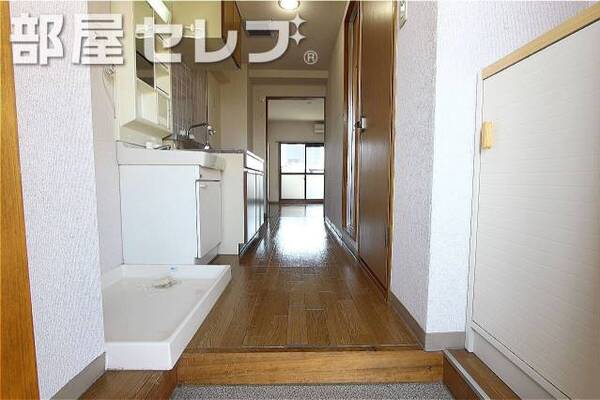 シューズボックス完備の玄関です。