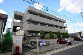 閑静な住宅街に立つ物件です。