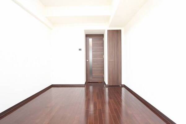 ダークブラウンのオシャレな部屋です。