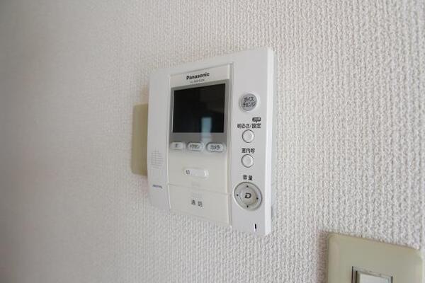 ドアモニターホンで来客確認できます。