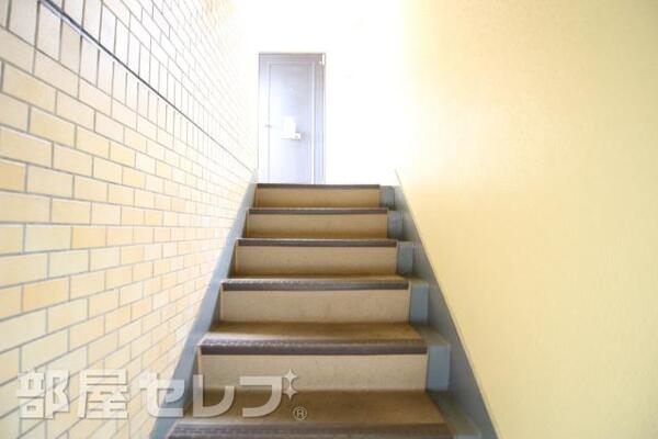 共用部の階段です。