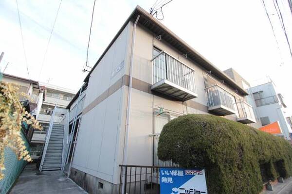 昔ながらの二階建の建物です。
