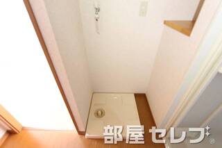 きれいな室内洗濯機置場です。