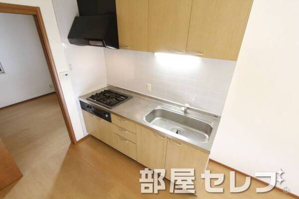 3口コンロ付システムキッチン。他号室の写真です。