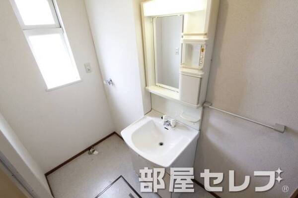 独立洗面台。他号室の写真です。