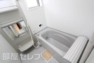 広いバスルームです。