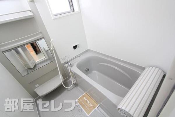 広いバスルームです。