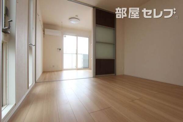 301号室の写真になります。反転タイプです。