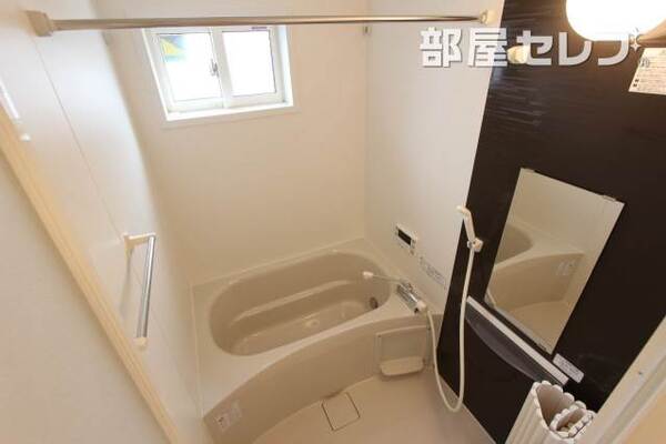 301号室の写真になります。反転タイプです。