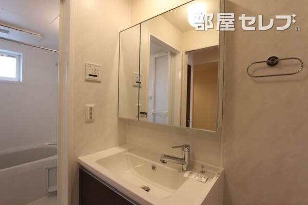 301号室の写真になります。反転タイプです。